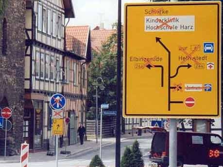 Schild zeigt Sperrungen - Final Destination