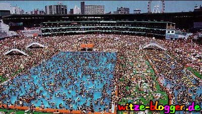 Japanisches Schwimmbad überfüllt
