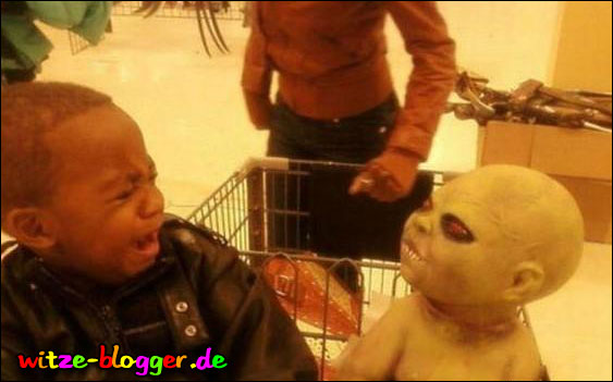 Alien erschreckt Kind